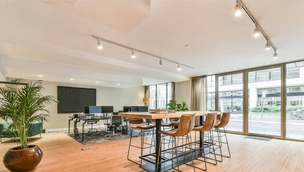 Interior de oficina inmobiliaria