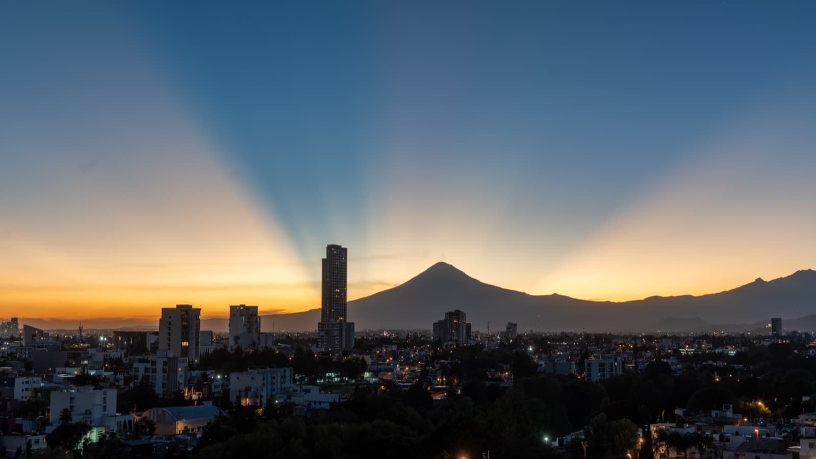 Atardecer sobre el Popocatépetl desde Angelópolis, Puebla